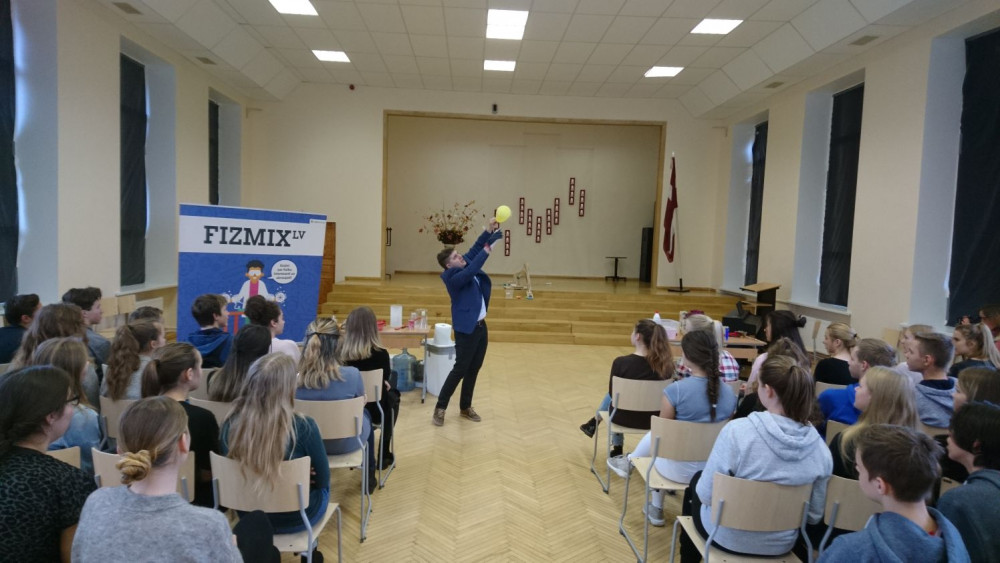 FIZMIX sveic Ogres 1. vidusskolu ar jauno dabaszinību laboratoriju