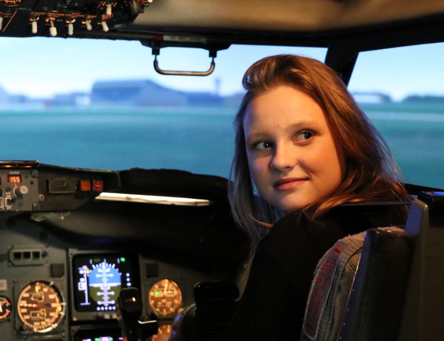 FIZMIX konkursa uzvarētāji lido ar Boeing simulatoru